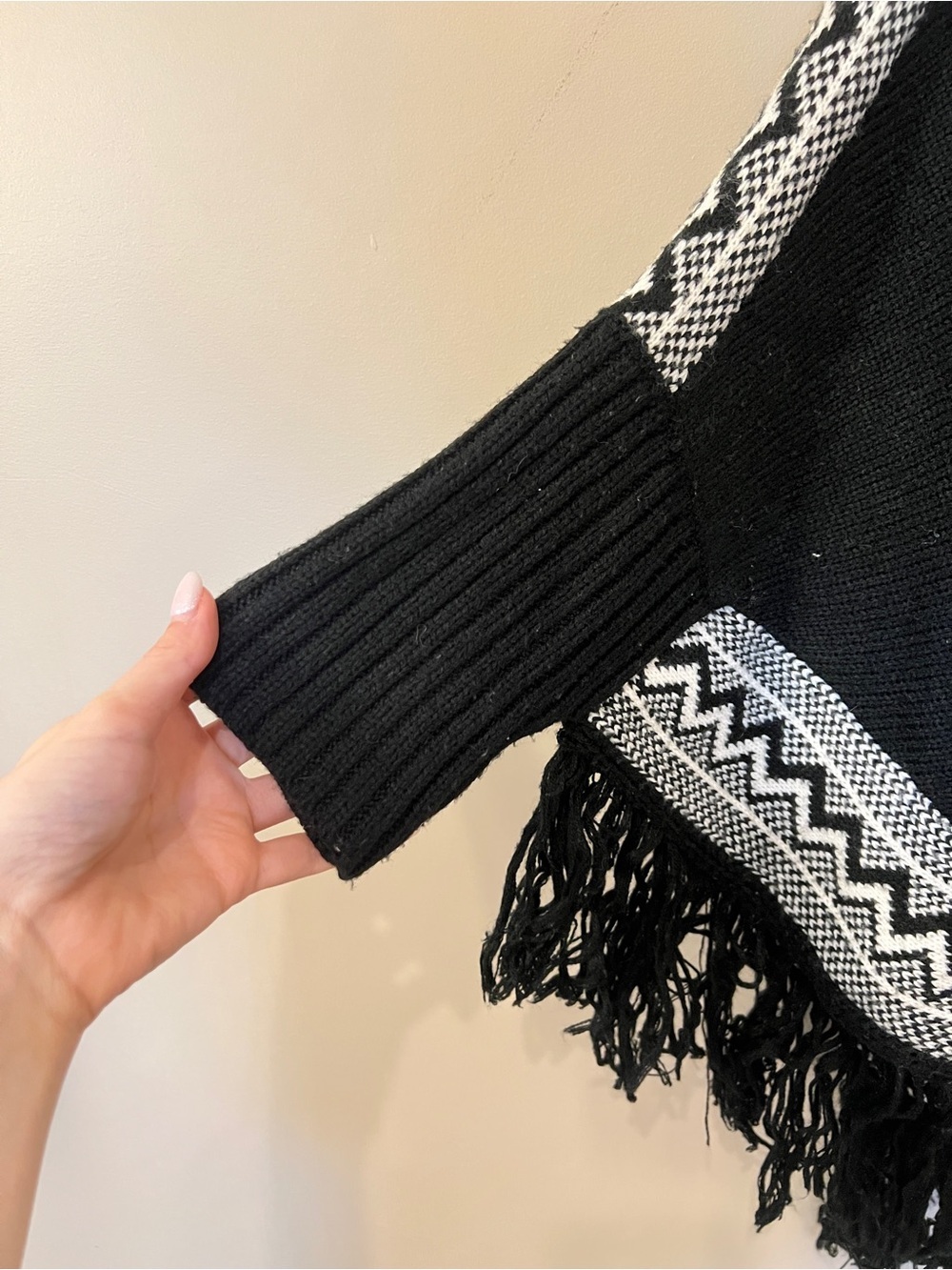Suzy Shier Black & White Fringe Knit Poncho Sweater Women's Large Boho - Picture 3 of 7